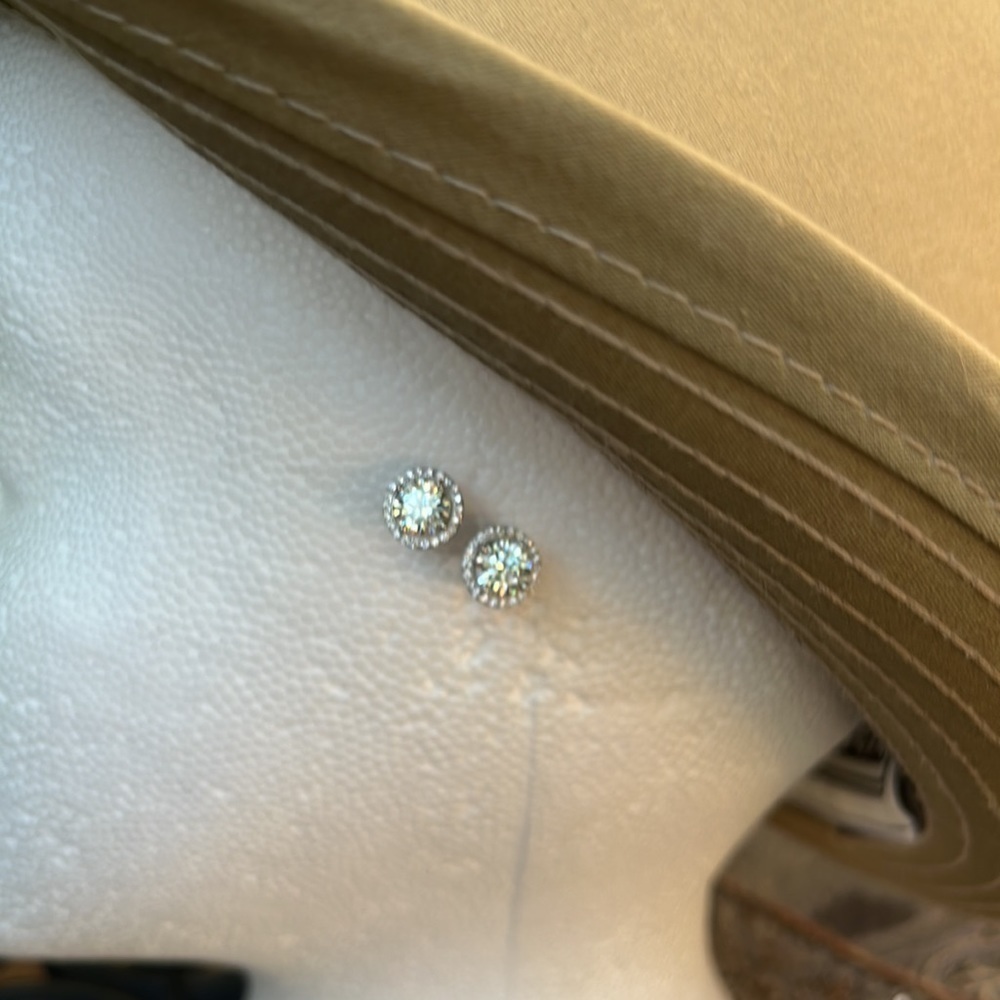 S Beautiful 925 Sterling Silver 1 Carat Sparkling Moissanite Earrings. — image 2 of 7